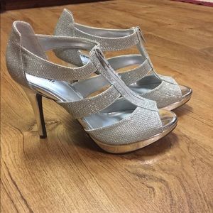 Beautiful sparkly silver heels